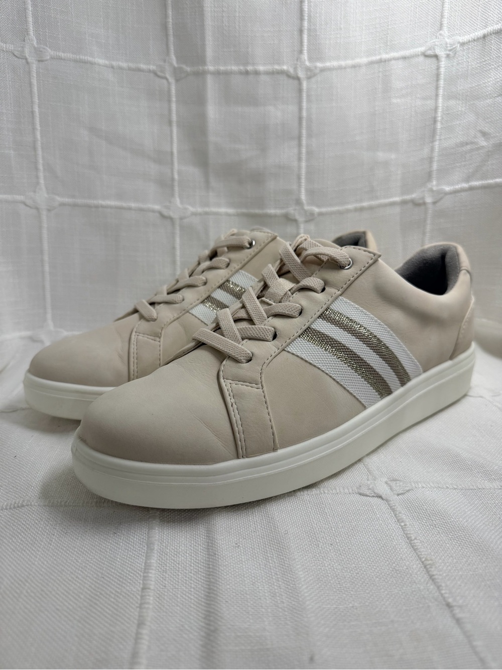 NWT BZEES LifeStride Happy Friday Beige Sneakers Size 9.5M